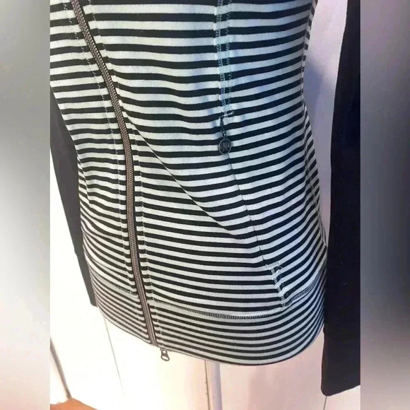 Lululemon Daily Yoga Jacket Sz 4 - Picture 6 of 8